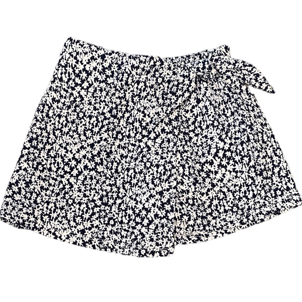 ❌SOLD❌ Zara black and white floral skort